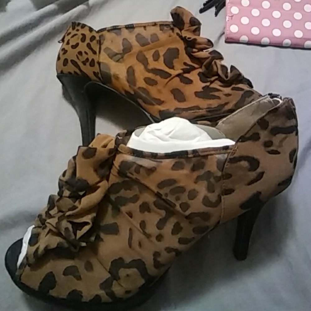 Leopard print bootie w/ ruffles